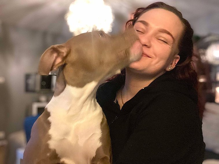 Pitbull-valpen ryckte in när 22-åriga Hanna blev attackerad på promenad
