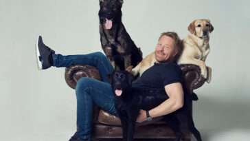 Hundcoachen Fredrik Steen bjuder på 238 låtar speciellt skapade för hundar