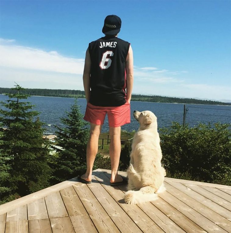 Fotbollsproffset Emil Forsbergs hjärtekross – har förlorat sin älskade hund Roffe