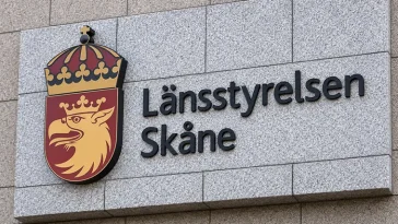 Hundar hölls i misär – 14 valpar hittades i mörk och kall källare i Skåne