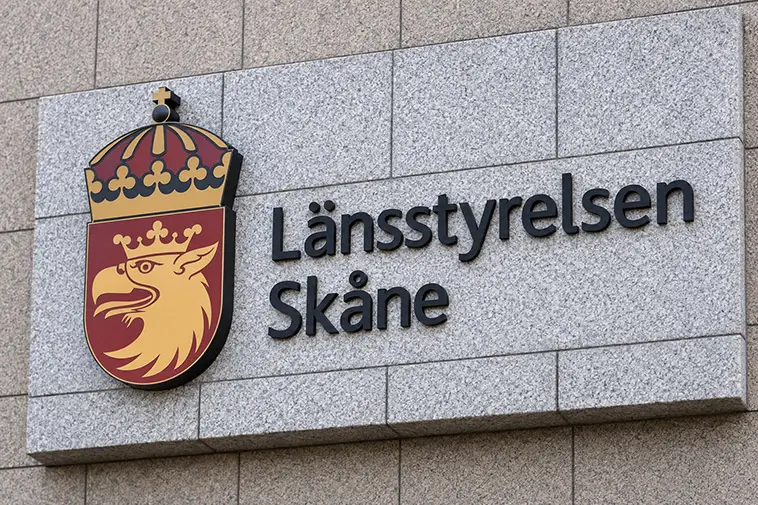 Hundar hölls i misär – 14 valpar hittades i mörk och kall källare i Skåne