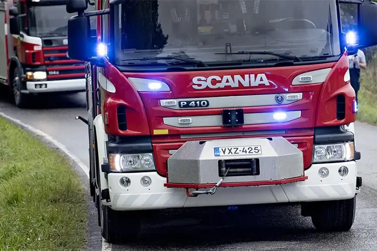 Modig hund förhindrade större brand i Sibbo – räddade bil från att brinna upp