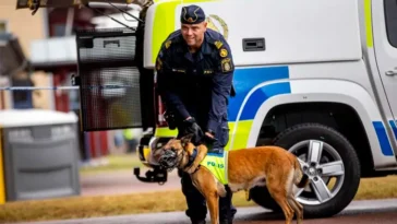 Chockerande film visar hur polishundar plågas av stress i nya hundförarbilar