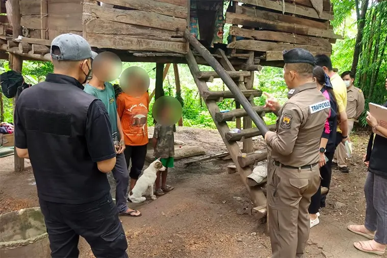 Åttaårig pojke hittad uppfostrad av hundflock – kunde bara kommunicera genom att skälla