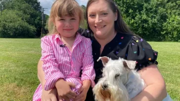 Treårig tjej den yngsta någonsin att kvalificera sig till Crufts med sin Dvärgschnauzer