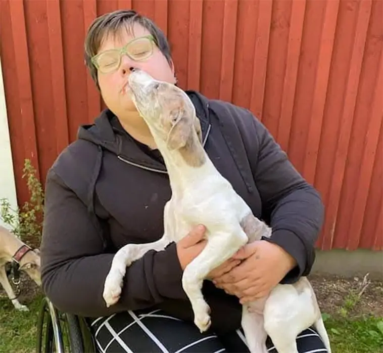 Whippeten som förändrar vardagen: Möt Rebecka och hennes assistanshund