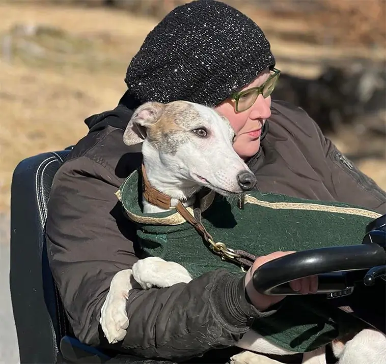Whippeten som förändrar vardagen: Möt Rebecka och hennes assistanshund