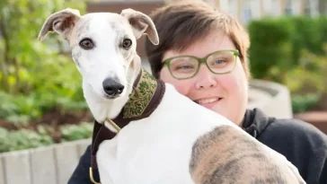 Whippeten som förändrar vardagen: Möt Rebecka och hennes assistanshund