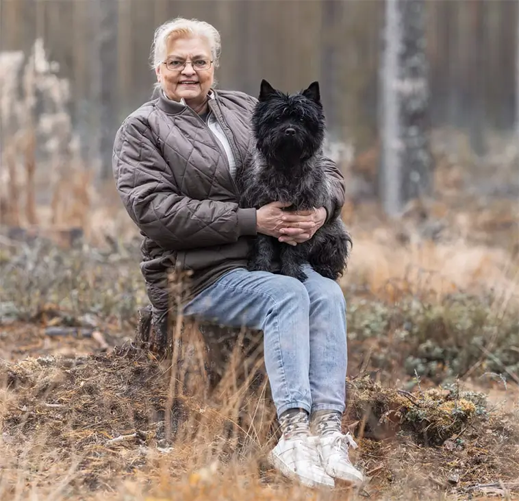Den lilla hunden som räddade en by – Hasse utses till Årets Bragdhund 2025