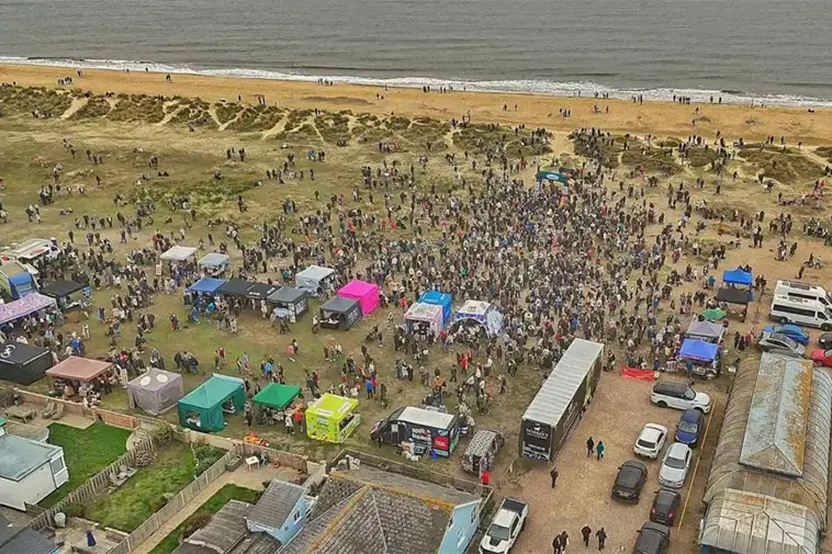 Hundfest på stranden – tusentals Taxar samlades för välgörenhet