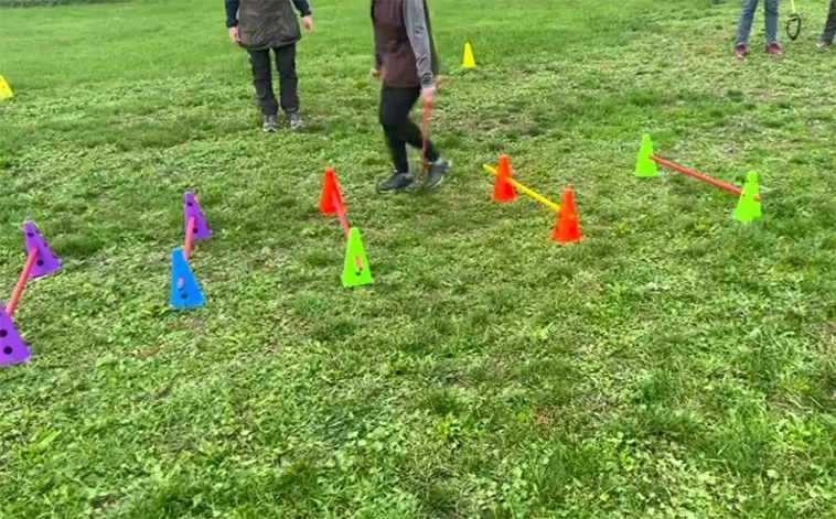 Här tränar de agility utan hund – fenomenet som förbryllar och fascinerar