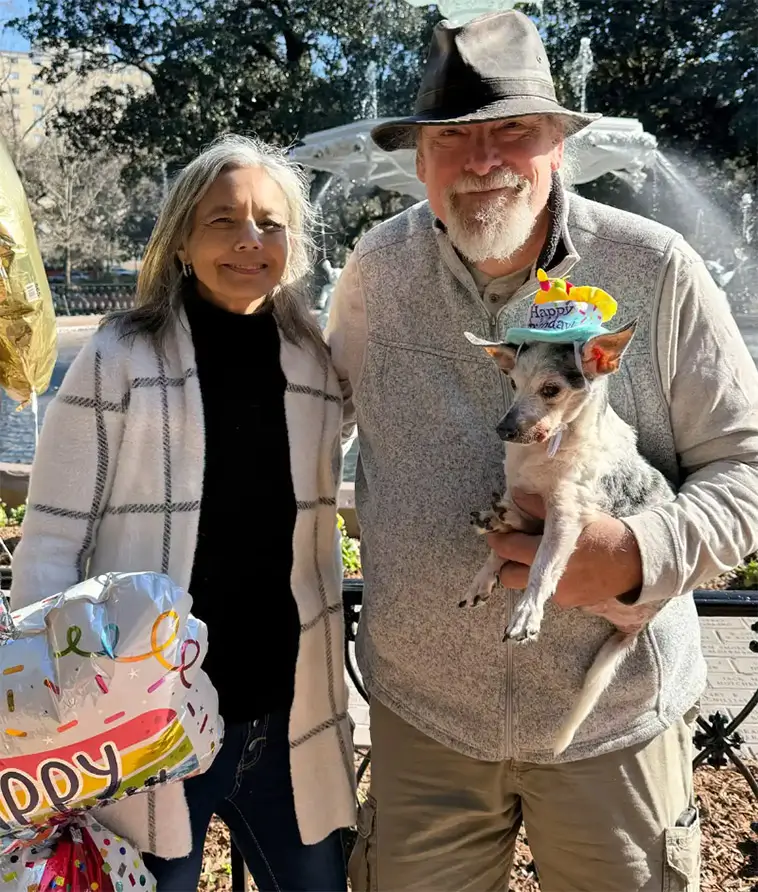 25-årige Henry hjälper äldre shelterhundar – en ovanlig pensionär