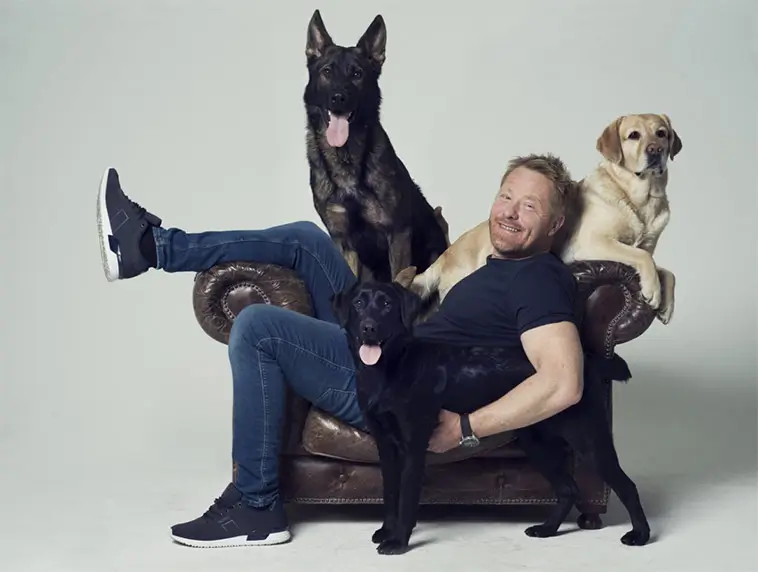 Hundcoachen Fredrik Steen biten under polishundsträning – pekar på eget misstag