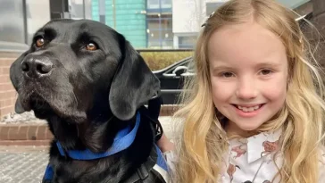 8-åriga Piper: "Min stöd­hund hjälper mig med min autism"