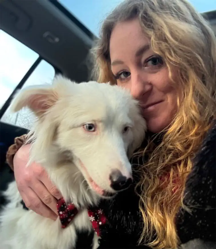 Många avrådde henne från att skaffa en döv hund – i dag hjälper Flingan människor varje dag