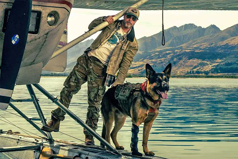 Brad Pitt och hans trebenta hund kämpar för livet i ny film