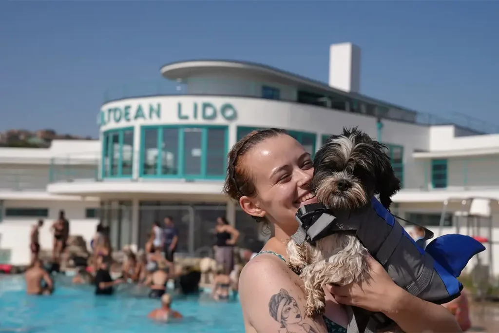 Här tar tusentals hundar över det historiska badet