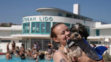 Här tar tusentals hundar över det historiska badet