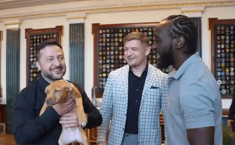 Zelenskyj fick valpen Freya – med band till Butja