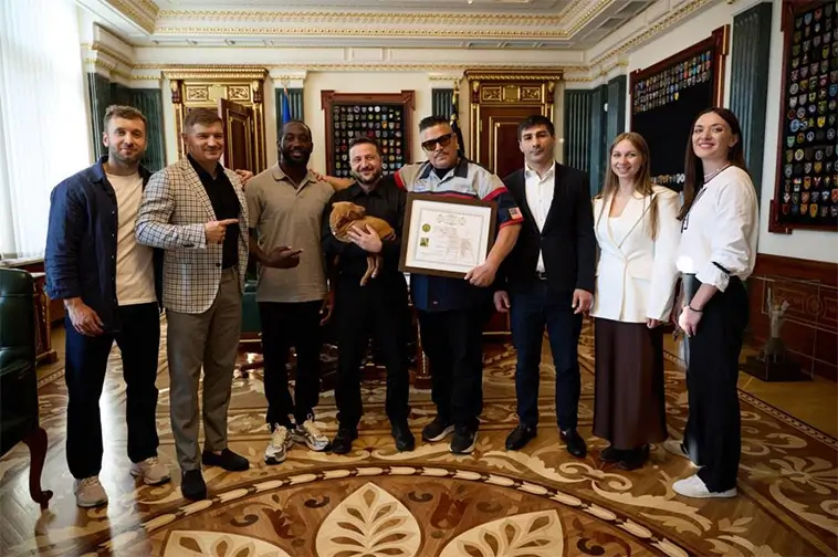 Zelenskyj fick valpen Freya – med band till Butja