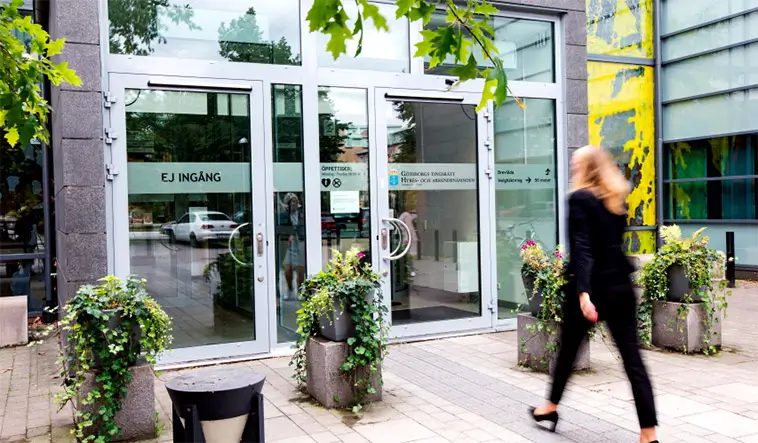 Kvinna sparkade och släpade valp – döms mot sitt nekande